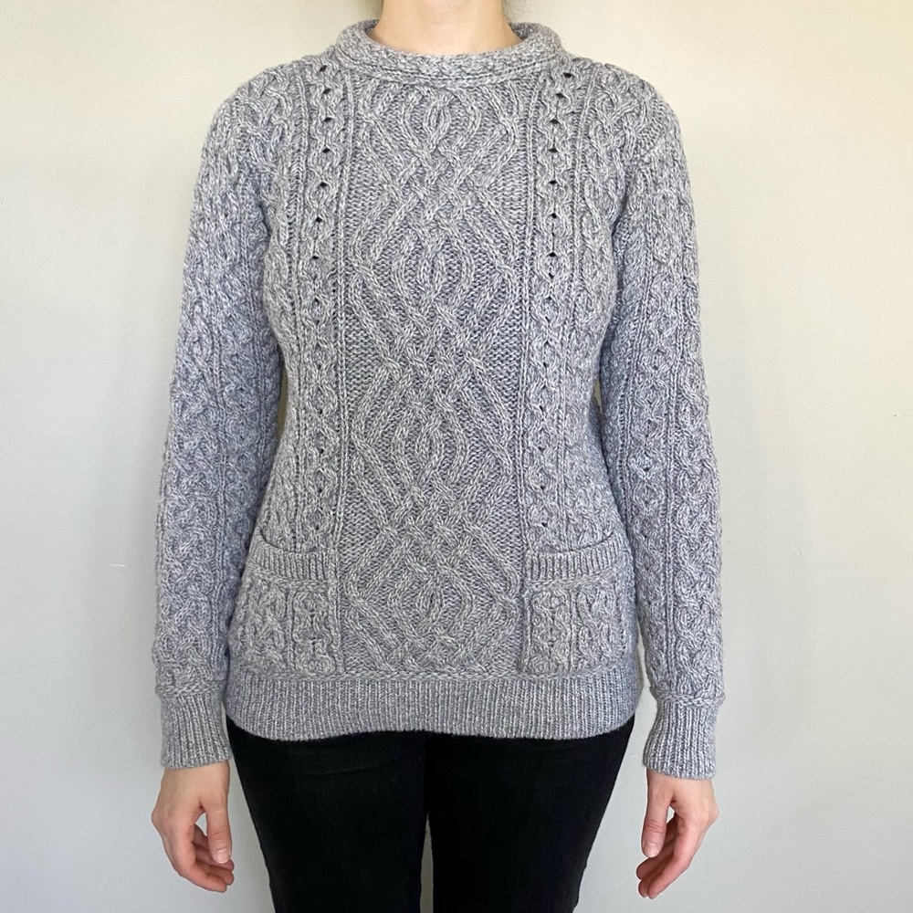Aran Crafts 100% wool grey cable knit Fisherman’s sweater. 🩶